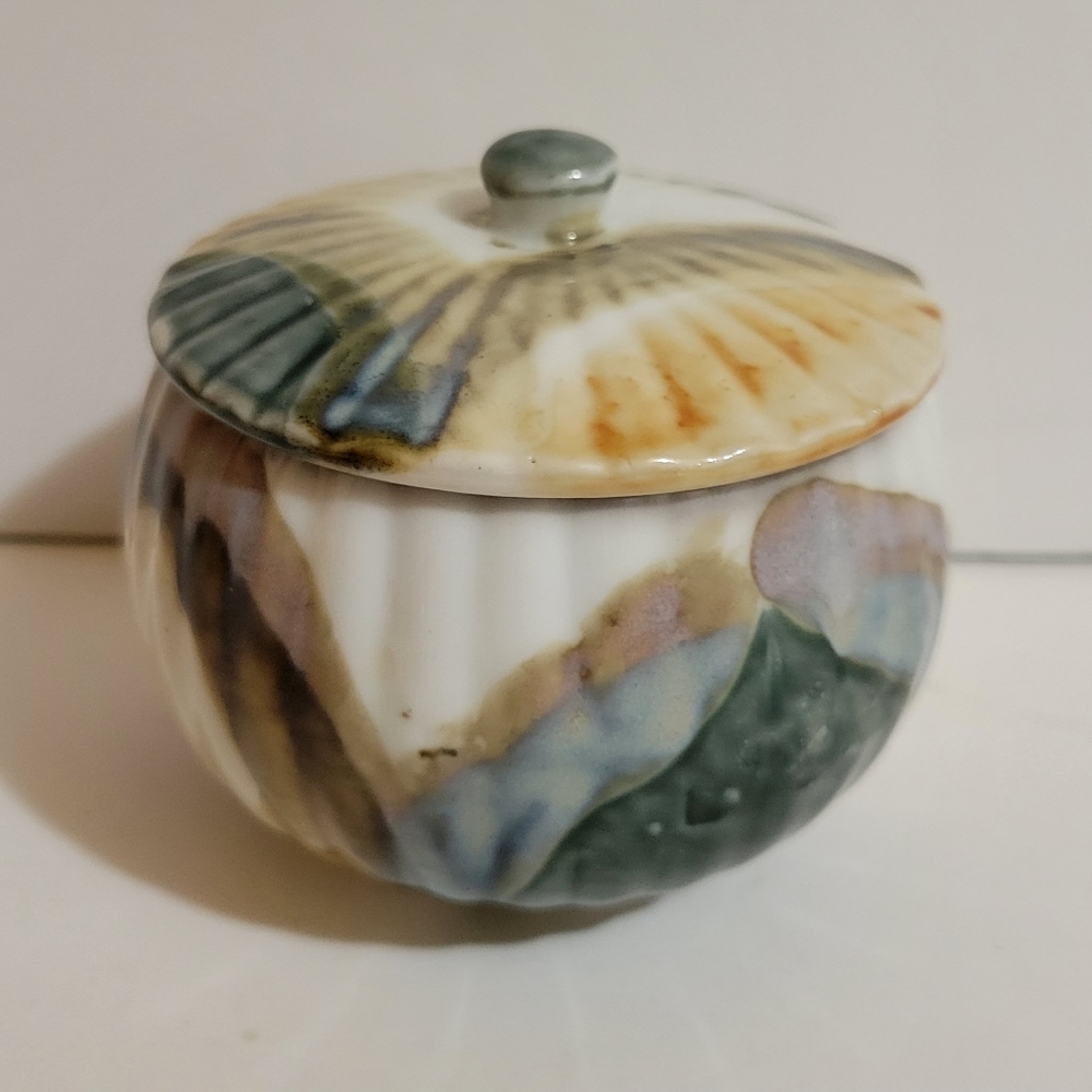 Cottage/Seaside Art Pottery Covered Sugar Bowl / Trinket Dish